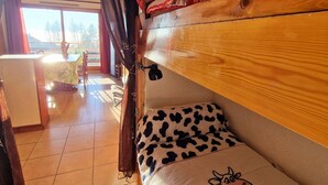 A cozy room with a bunk bed, a desk, and a chair. - Central apartment, pets allowed - 6 guests (Saint-Michel-de-Chaillol)