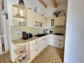 Kühlschrank, Mikrowelle, Herdplatte, Geschirrspüler
