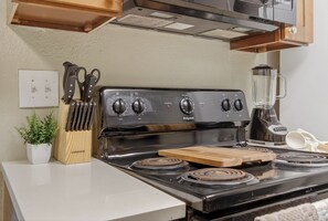 Frigorifero, microonde, forno, piano cottura