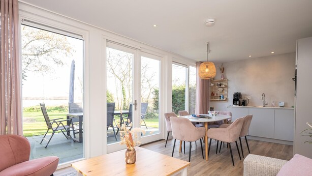 A modern kitchen with a dining area, large windows, and a view of the outdoors. - Luxury, Peace and Space for the Whole Family (De Koog)