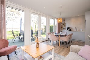 A modern kitchen with a dining area, large windows, and a view of the outdoors. - Luxury, Peace and Space for the Whole Family (De Koog)