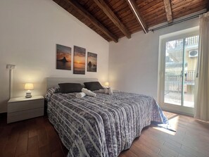 Room - House a stone's throw from the sea (Aci Castello)