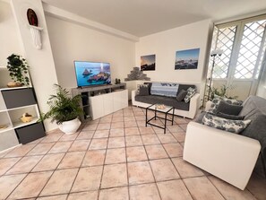 Living area - House a stone's throw from the sea (Aci Castello)