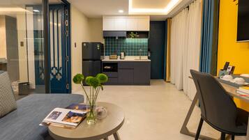 Combined shower/bathtub, free toiletries, hair dryer, slippers