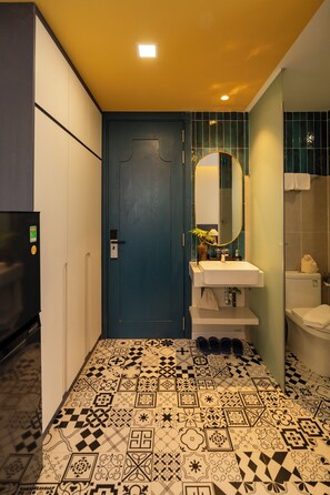 Deluxe Double Room | Bathroom | Combined shower/bathtub, free toiletries, hair dryer, slippers - Indochine Casa Hotel  (Ho Chi Minh)