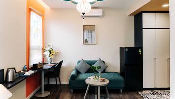 Deluxe Double Room | In-room safe, individually decorated, desk, laptop workspace
