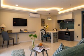 Studio truyền thống | Khu phòng khách | TV màn hình phẳng 32-inch có truyền hình kỹ thuật số 