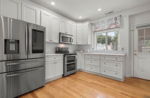 Fridge, microwave, oven, stovetop - Bright, airy single‑family home in Fairfield, minutes from Fairfield Beach (Fairfield)