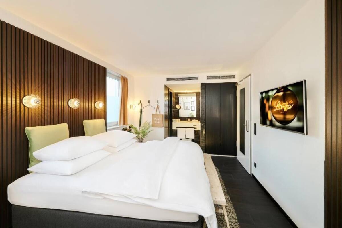 Phòng đôi tiện nghi đơn giản, quang cảnh thành phố