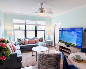 TV - Beachy Chic Condo • Top Floor • Pools • 15 Min Disney (Davenport)