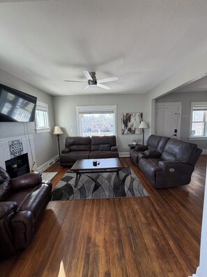 Living area - Historical House in DTKC (Kansas City)
