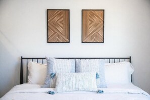 Tabla de planchar con plancha, acceso a internet y ropa de cama 