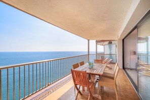 Outdoor dining - Great Family Apartment with Lovely Sea Views · UHC PINOSMAR (Salou)