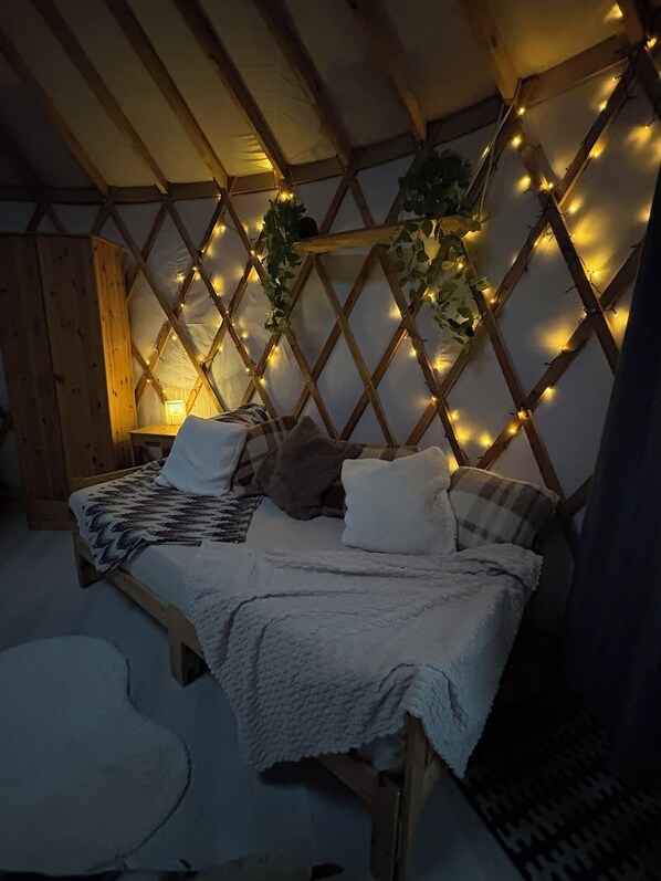 1 bedroom, bed sheets