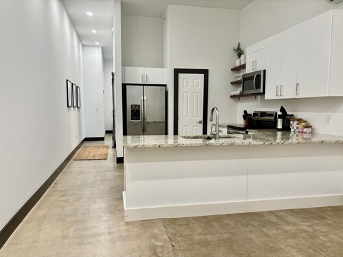 Spacious Loft Apartment w/Gym Access