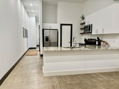 Spacious Loft Apartment w/Gym Access