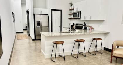 Spacious Loft Apartment w/Gym Access