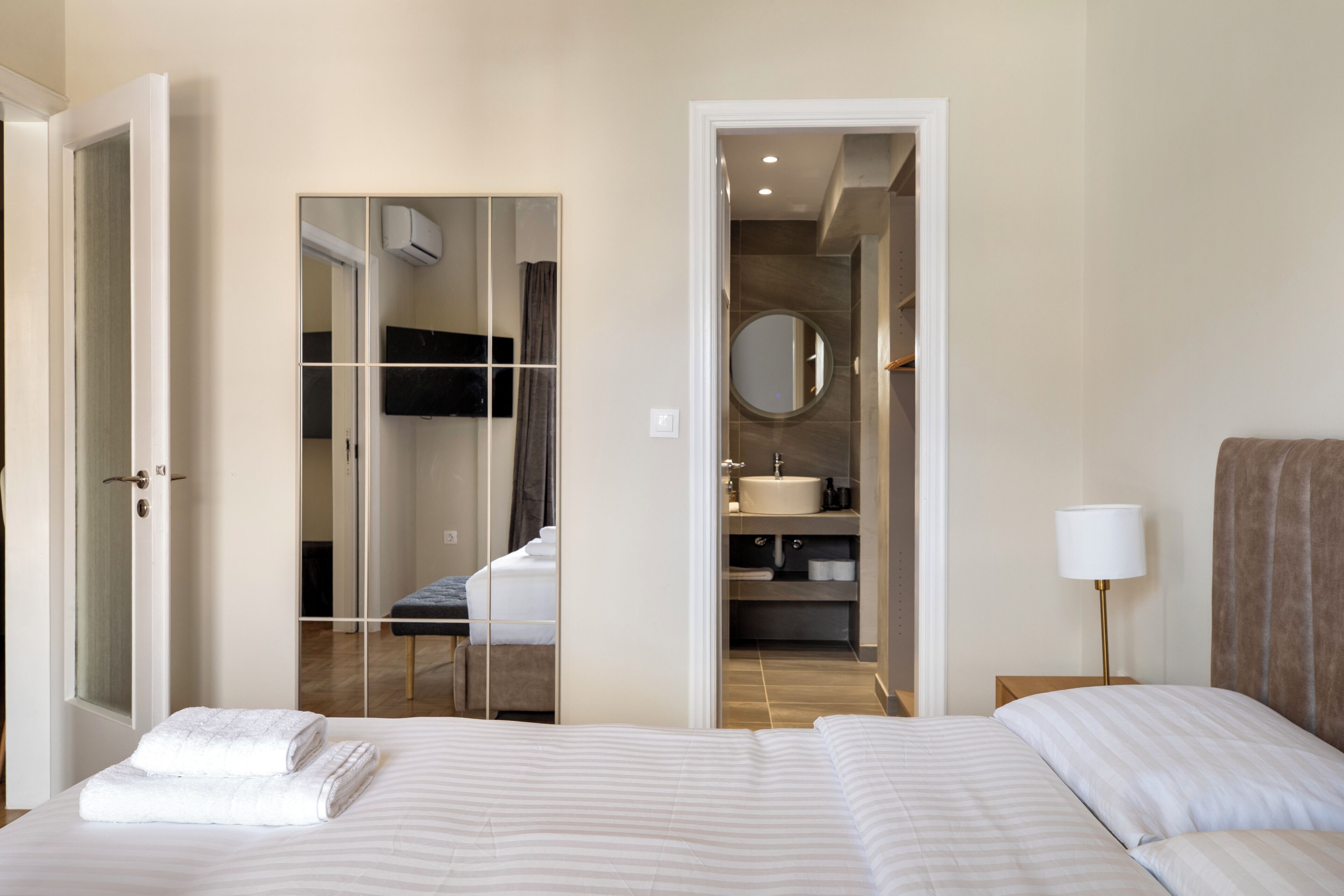 Apartamento luxo, sacada, vista para a cidade | Roupas de cama de algodão egípcio, roupas de cama premium