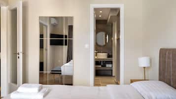 Apartamento luxo, sacada, vista para a cidade | Roupas de cama de algodão egípcio, roupas de cama premium