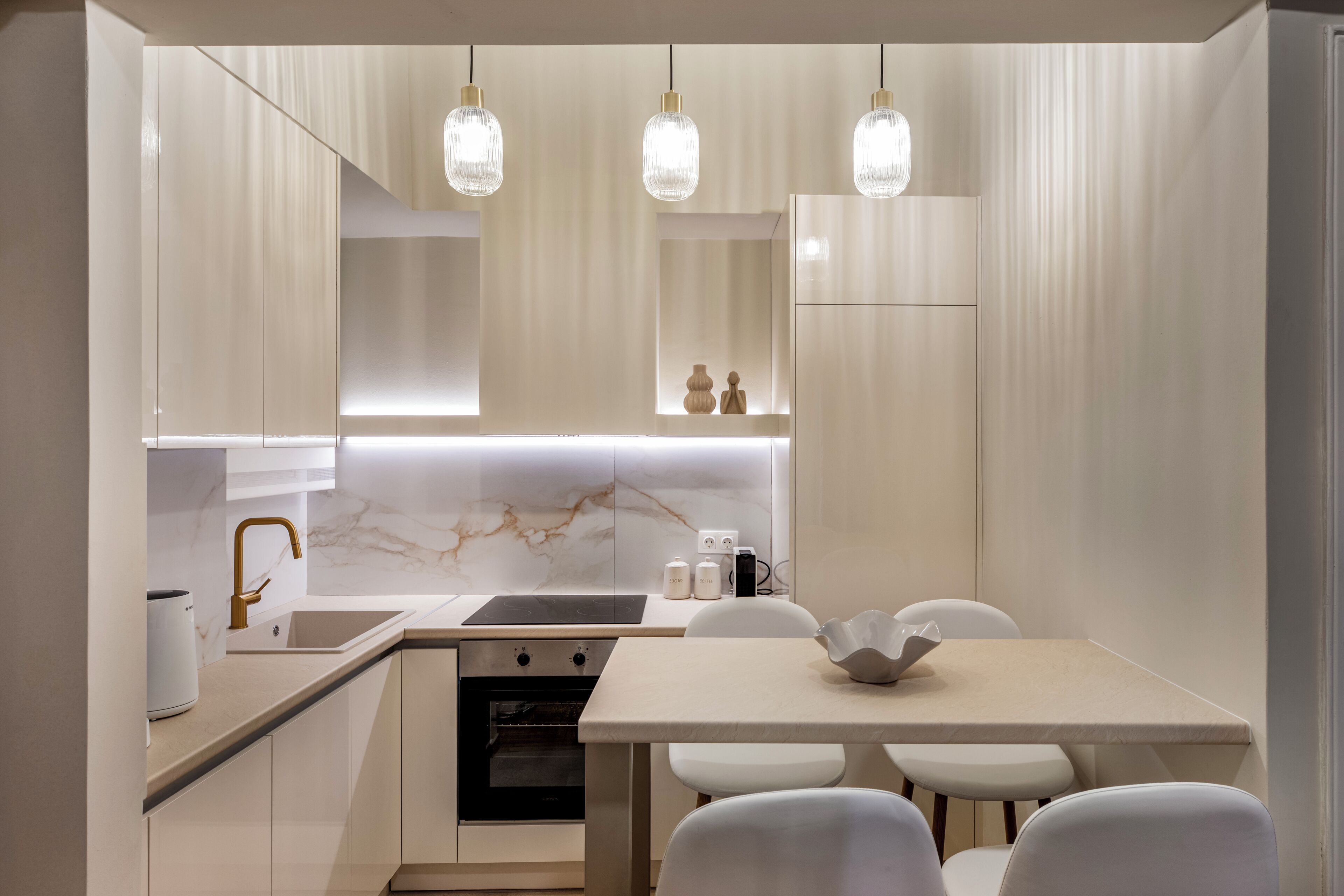 Apartamento luxo, sacada, vista para a cidade | Cozinha privada | Geladeira grande, micro-ondas, fogão, cooktop