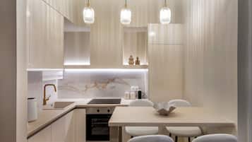 Apartamento luxo, sacada, vista para a cidade | Cozinha privada | Geladeira grande, micro-ondas, fogão, cooktop