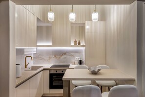 Apartamento luxo, sacada, vista para a cidade | Cozinha privada | Geladeira grande, micro-ondas, fogão, cooktop
