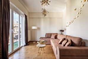 Apartamento luxo, sacada, vista para a cidade | Área de estar | Smart TV 55 polegadas com canais digitais, Netflix