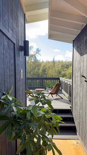 Epic Forest View Studio, A/C, Sleeps 2, Fast Internet, Private, Beach 5m Drive