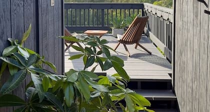 Epic Forest View Studio, A/C, Sleeps 2, Fast Internet, Private, Beach 5m Drive