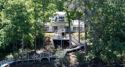 Hot Tub! Hidden Kayak Cove -2 Masters, Kayaks, Fire pit, & Game Room