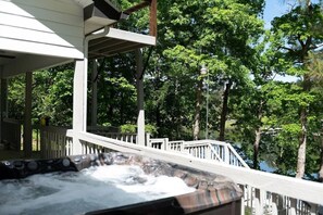 A hot tub on a wooden deck with a view of a forested area. - Hot Tub! Hidden Kayak Cove -2 Masters, Kayaks, Fire pit, & Game Room (Jasper)