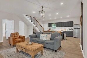 Living area - Hot Tub! Hidden Kayak Cove -2 Masters, Kayaks, Fire pit, & Game Room (Jasper)