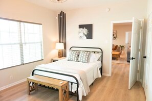 Room - Hot Tub! Hidden Kayak Cove -2 Masters, Kayaks, Fire pit, & Game Room (Jasper)