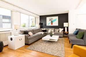 Smart TV - Modern 5BR Retreat with Private Roof Terrace & Garden by Hyde Park (London)