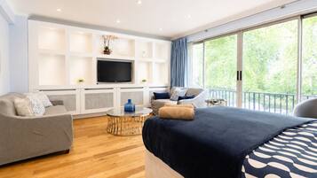 5 bedrooms, desk, iron/ironing board, travel cot