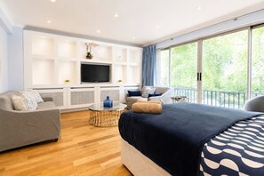 5 bedrooms, desk, iron/ironing board, travel cot - Modern 5BR Retreat with Private Roof Terrace & Garden by Hyde Park (London)