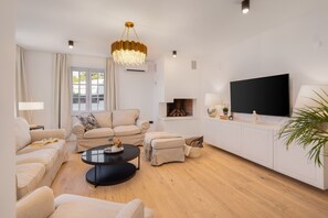 Villa | Vardagsrum | Eldstad