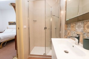 Shower, hair dryer, bidet, towels - Ernesta 3BR Lovely Home by The Spanish Steps (Roma)
