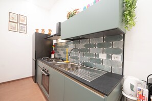 Fridge, microwave, oven, dishwasher - Ernesta 3BR Lovely Home by The Spanish Steps (Roma)