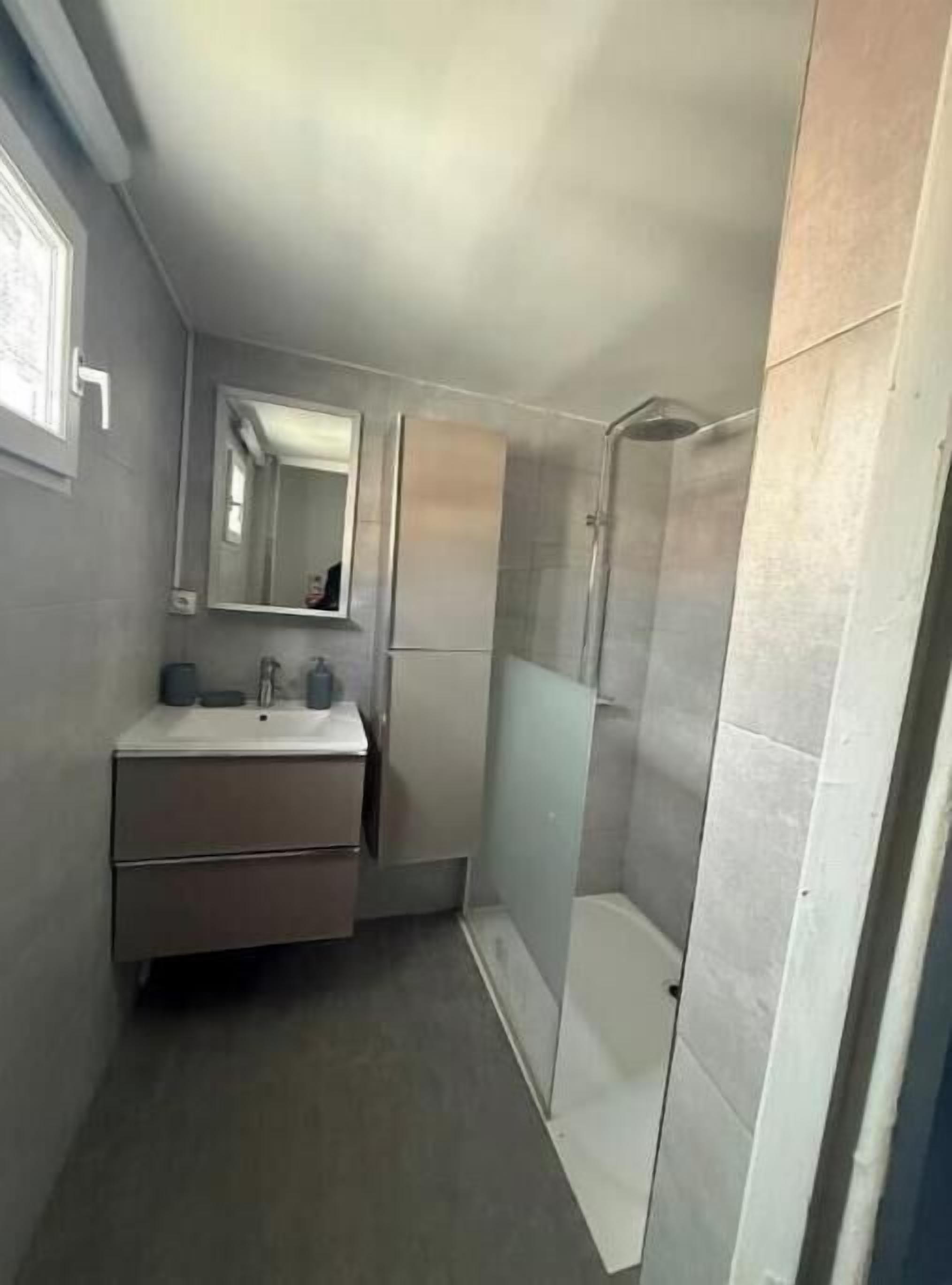 Toallas, jabón, papel de baño 