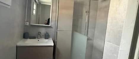 Toallas, jabón, papel de baño