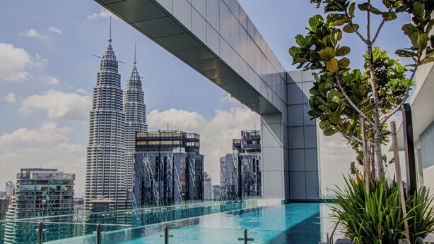 A rooftop pool with a view of the Petronas Towers. - Royce Residences KLCC by CREMES KL (Kuala Lumpur)