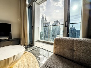 Suite Premier, 2 habitaciones, balcón, vistas a la ciudad | Zona de estar