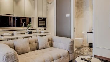 Executive Suite, 2 Bedrooms, Balcony, City View | Ruang tamu