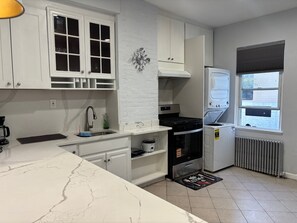 Private kitchen - Lovely 3-bedroom apt Park Ave 2 freshly renovated (Guttenberg)