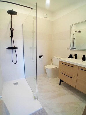 Hair dryer, towels - Appartement avec jardin et terrasse (Alata)