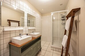 Shower, hair dryer, towels, soap - Palmier Gîte – Peaceful Retreat with shared Pool near Biron (Biron)