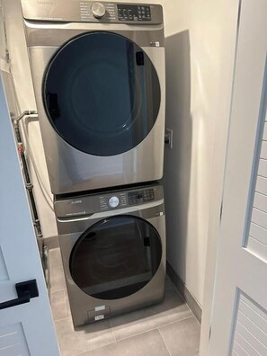 Luxury Condo, 4 Bedrooms, Non Smoking, Kitchen | Bahagian dalam