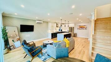 Luxury Condo, 4 Bedrooms, Non Smoking, Kitchen | Living area