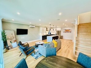 Condo de lujo, 4 habitaciones, para no fumadores, cocina | Área de sala de estar